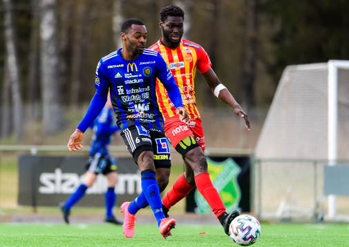Karlstads Success Chimankpa Nwosu och Örebro Syrianskas