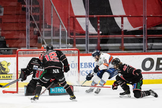 Växjös Marcus Sylvegård gör 0-1 bakom Örebros målvakt
