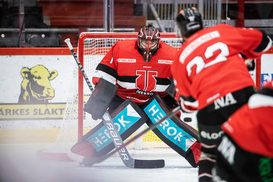 Örebros målvakt Jhonas Enroth värmer upp infunder