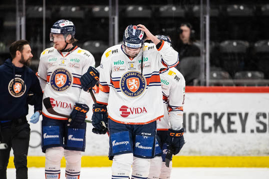 Växjös Tim Erixon lämnar isen skadad
