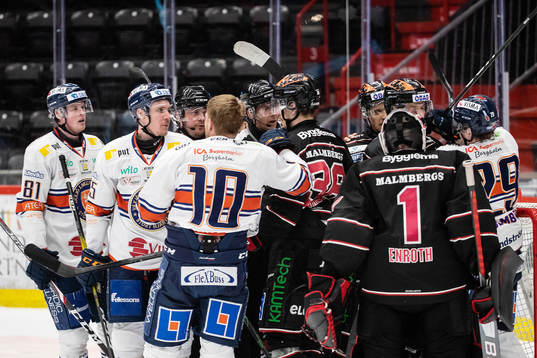 Växjös Richard Gynge och Örebros målvakt Jhonas Enroth