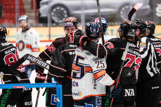 Örebros målvakt Jhonas Enroth och Robin Kovacs reagerar