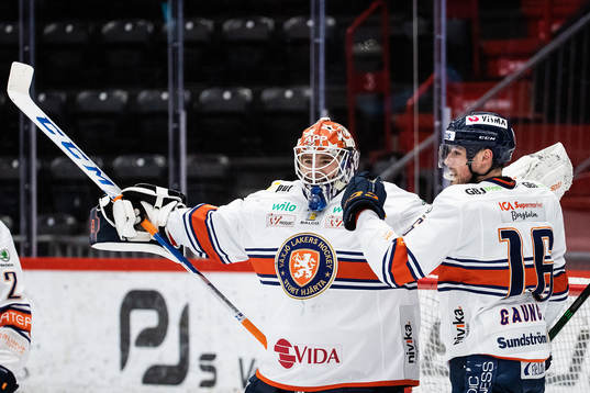 Växjös målvakt Erik Källgren jublar med Brendan Gaunce