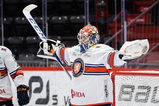 Växjös målvakt Erik Källgren jublar