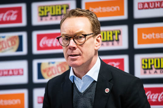Örebros tränare Niklas Eriksson deltar i en presskonferens