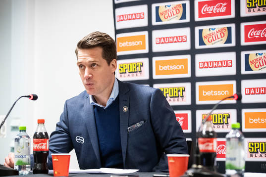 Växjös tränare Sam Hallam deltar i en presskonferens