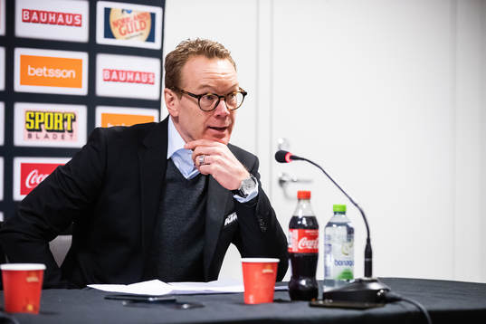 Örebros tränare Niklas Eriksson deltar i en presskonferens