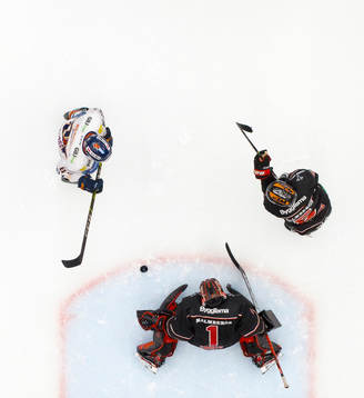 Örebros målvakt Jhonas Enroth, Gustav Backström och