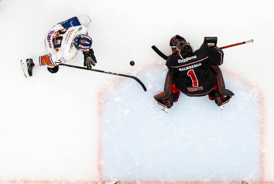 Växjös Pontus Holmberg och Örebros målvakt Jhonas Enroth