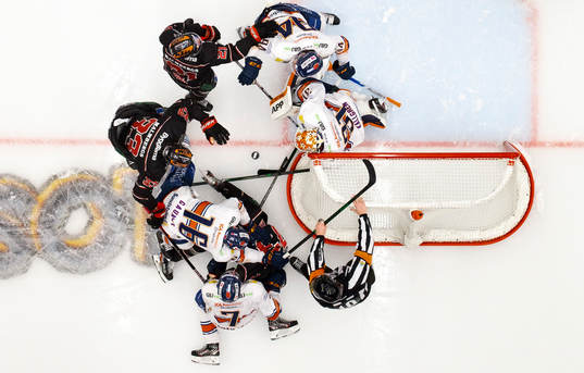 Pucken ligger fri framför Växjös målvakt Erik Källgren