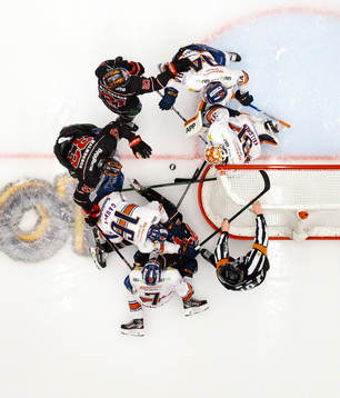Pucken ligger fri framför Växjös målvakt Erik Källgren