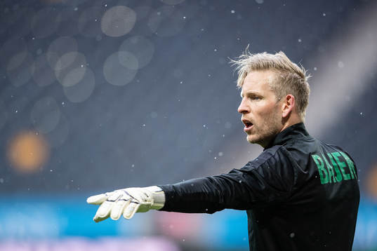 Hammarbys målvakt David Ousted värmer upp