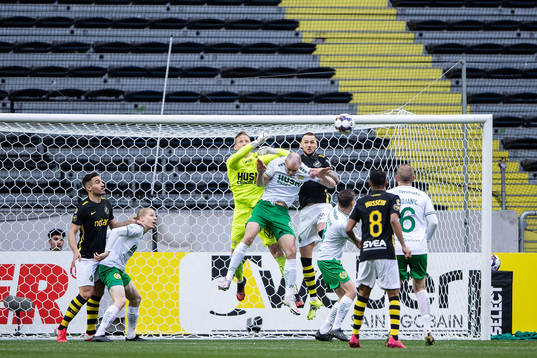Hammarbys målvakt David Ousted och Jon Gudni Fjoluson mot
