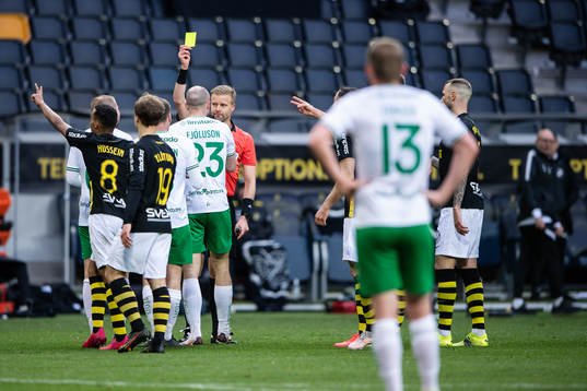 Hammarbys Jon Gudni Fjoluson tilldelas ett gult kort av