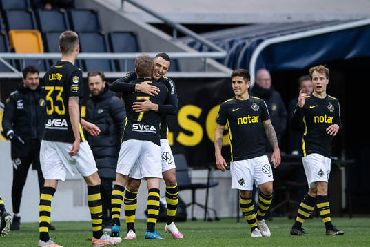 s Nabil Bahoui och Sebastian Larsson jublar