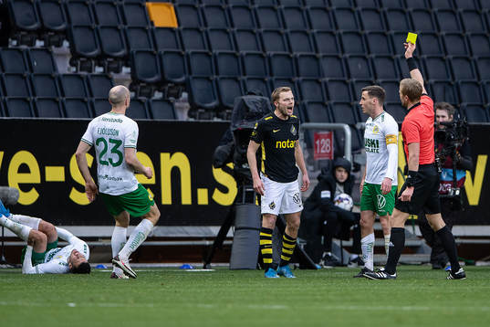 s Sebastian Larsson reagerar när han tilldelas ett gult