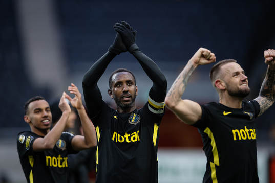 s Bilal Hussein, Henok Goitom och Alexander Milosevic jublar