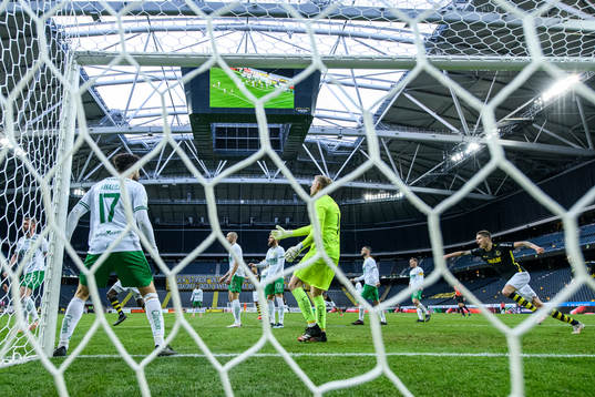 s Mikael Lustig (h) jublar