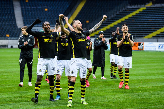 s Henok Goitom och Alexander Milosevic jublar