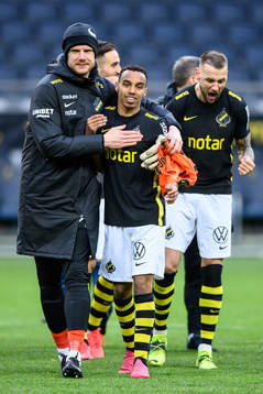 s målvakt Jakob Haugaard och Bilal Hussein jublar