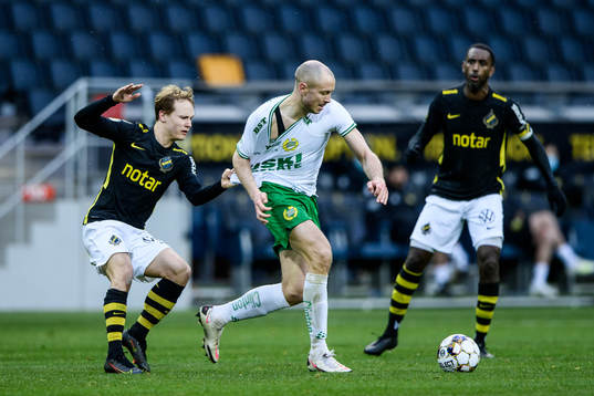 s Saku Ylätupa och Hammarbys Jon Gudni Fjoluson