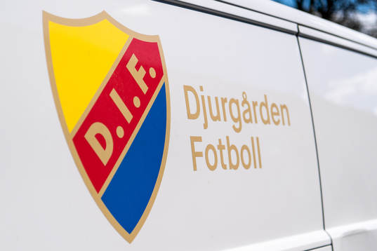 Djurgårdens logo på en bil före fotbollsmatchen i