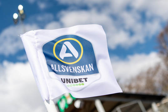 Hörnflagga med Unibet och Allsvenskans logga före
