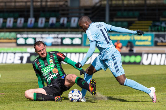 Varbergs Albert Ejupi och Djurgårdens Edward Chilufya