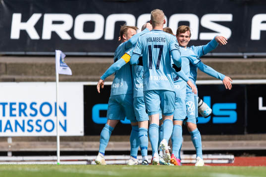 Djurgårdens Hampus Finndell jublar med lagkamrater