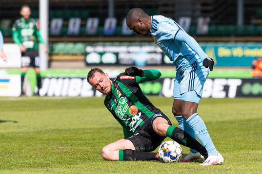Varbergs Albert Ejupi och Djurgårdens Edward Chilufya