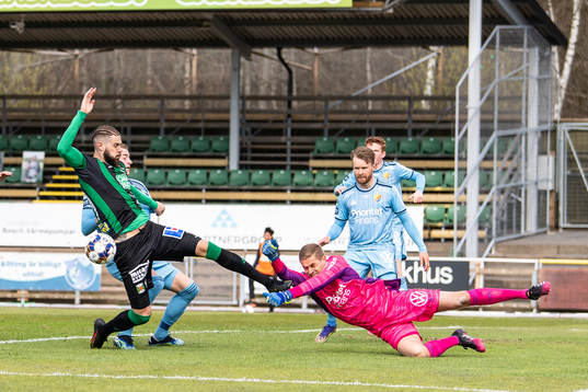 Varbergs Robin Simovic och Djurgårdens målvakt Aleksandr