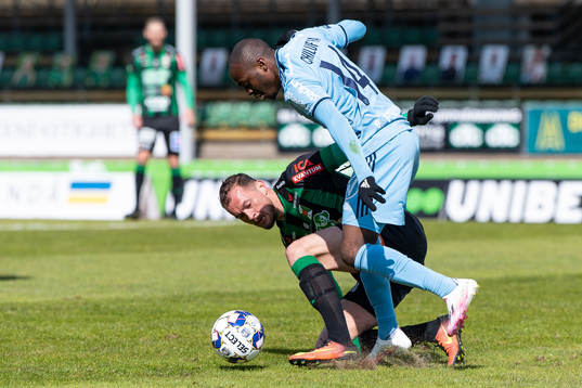 Varbergs Albert Ejupi och Djurgårdens Edward Chilufya
