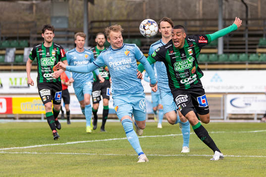 Djurgårdens Elliot Käck och Varbergs Simon Karlsson Adjei