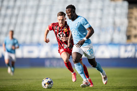 Östersunds Felix Hörberg och Malmö FFs Bonke Innocent