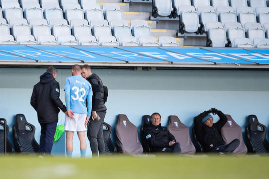 Malmö FFs Jo Inge Berget i samtal med huvudtränare Jon