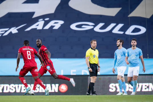 Östersunds Ronald Mukiibi och Isak Ssewankambo jublar