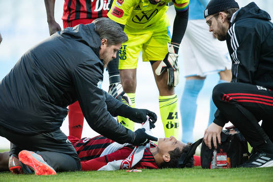 Östersunds Ahmed Awad har ont och får hjälp med axeln av