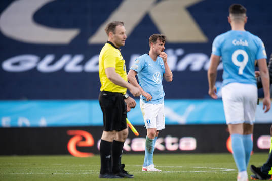 Malmö FFs Eric Larsson deppar