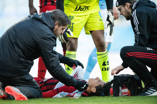 Östersunds Ahmed Awad har ont och får hjälp av Malmö