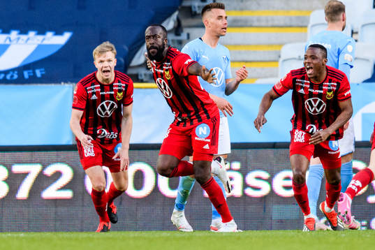 Östersunds Ronald Mukiibi jublar med Patrick Kpozo och