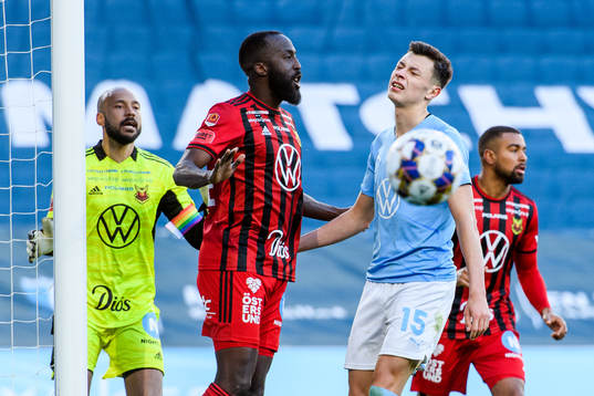 Malmö FFs Anel Ahmedhodzic deppar framför målvakt Aly