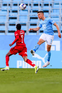 Malmö FFs Jonas Knudsen och Östersunds Blair Turgott