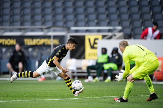 s Nicolas Stefanelli och Hammarbys målvakt David Ousted