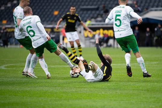s Saku Ylätupa faller i en duell med Hammarbys Darijan