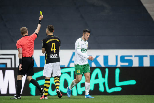 Hammarbys Astrit Selmani tilldelas ett gult kort