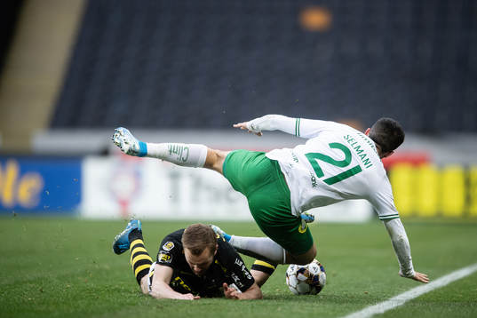 s Sebastian Larsson och Hammarbys Astrit Selmani i en