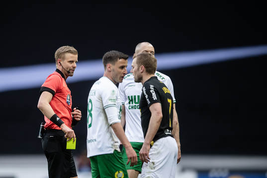 s Sebastian Larsson tilldelas ett gult kort av domare Glenn