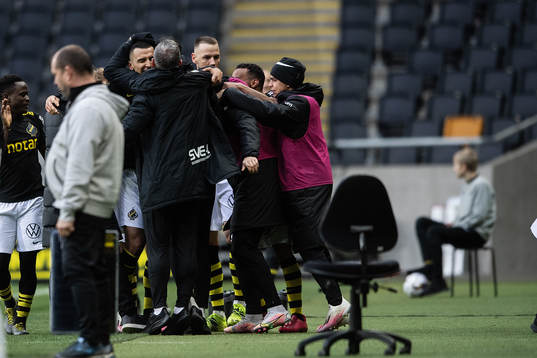 s Nabil Bahoui jublar med lagkamrater