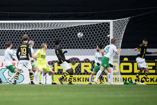 s Nabil Bahoui gör 2-0 bakom Hammarbys målvakt David