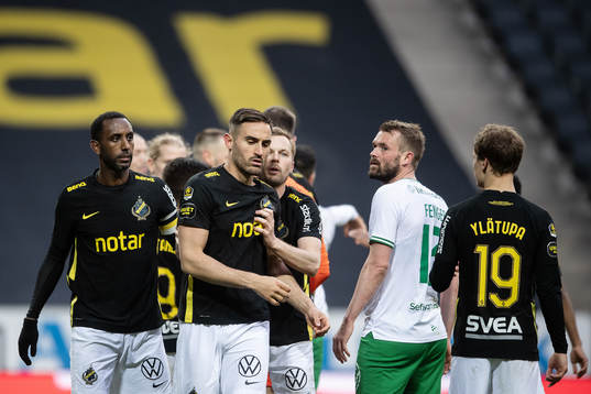 s Sebastian Larsson håller undan Sotirios Papagiannopoulos
